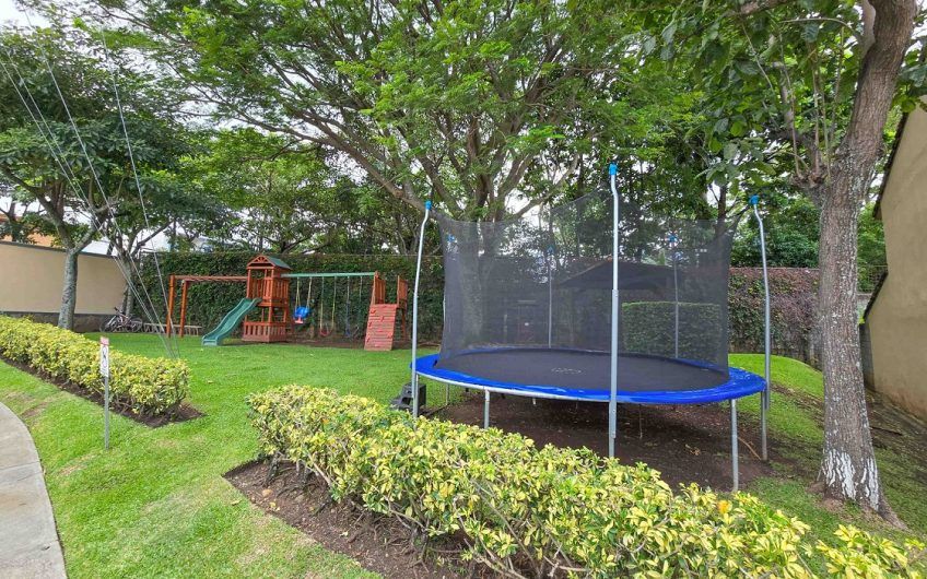 Condo de Una Sola Planta con jardín en Santa Ana Pozos
