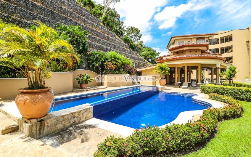 Apartamento con vista y línea blanca en San Rafael Escazú