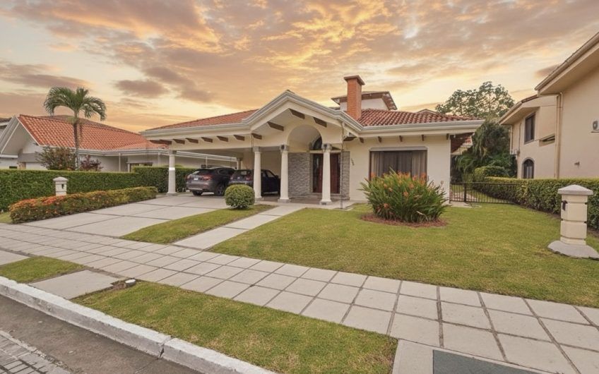 Valle del Sol Lindora Santa Ana! Casa de un nivel con 700 m2 de lote