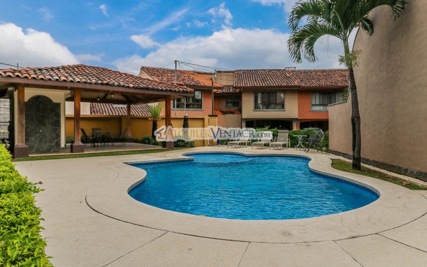 Condo de Una Sola Planta con jardín en Santa Ana Pozos
