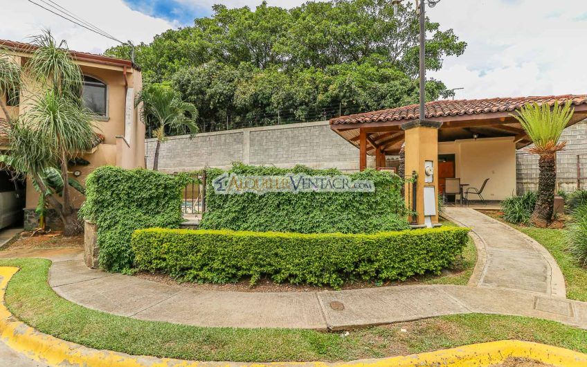 Condo de Una Sola Planta con jardín en Santa Ana Pozos