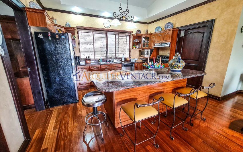 Condo de Un Nivel con jardín y vistas en Escazú x Distrito 4 Guachipelín