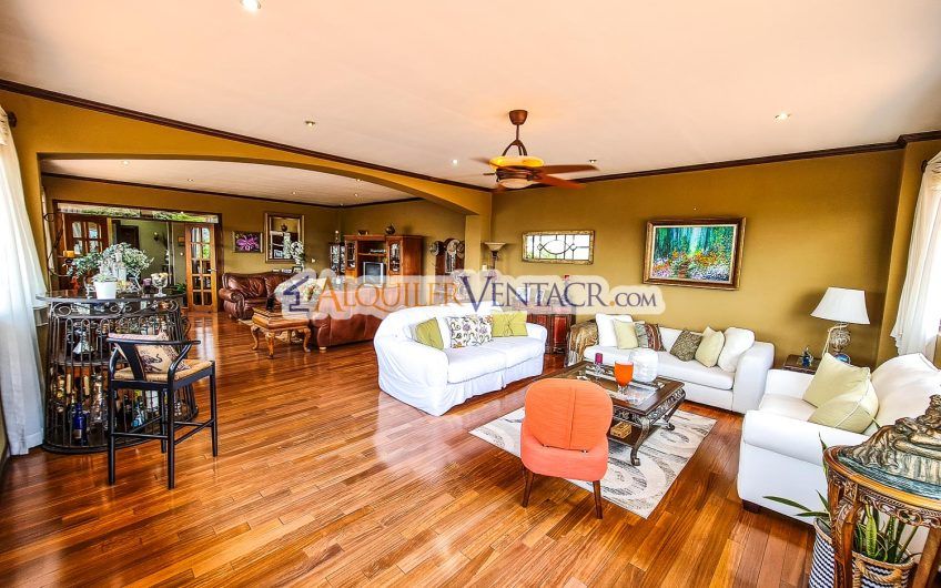Condo de Un Nivel con jardín y vistas en Escazú x Distrito 4 Guachipelín