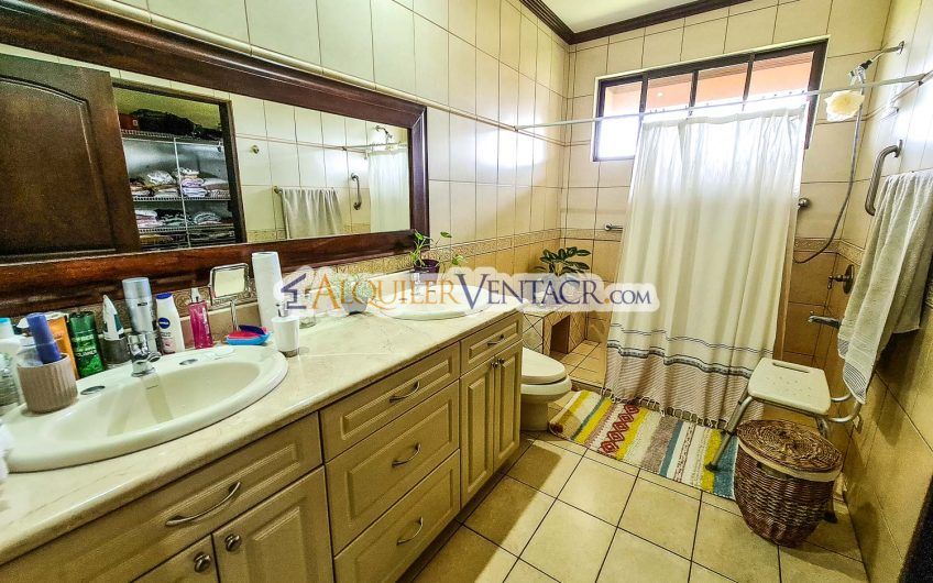 Condo de Un Nivel con jardín y vistas en Escazú x Distrito 4 Guachipelín