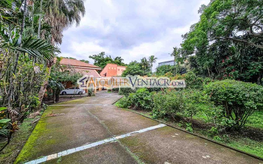 Oportunidad! Propiedad de 1.400 m2 con 2 casas en San Rafael Escazú x Country Club