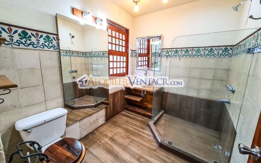 Oportunidad! Propiedad de 1.400 m2 con 2 casas en San Rafael Escazú x Country Club