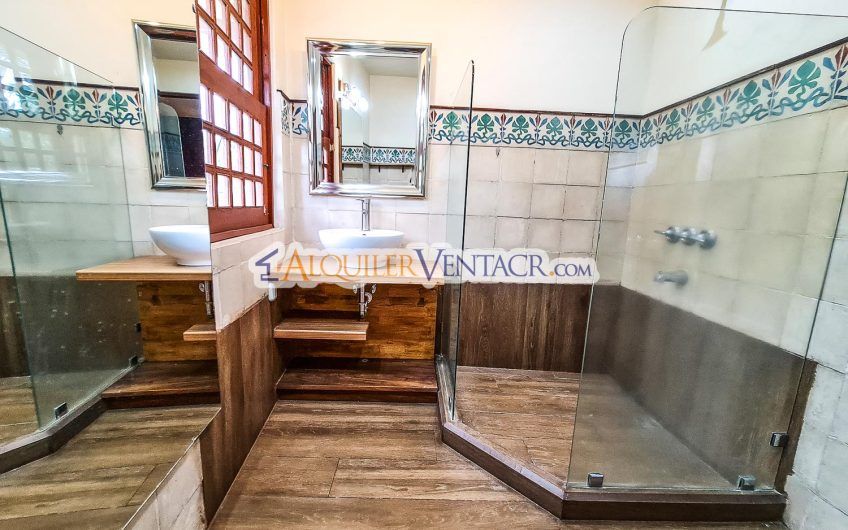 Oportunidad! Propiedad de 1.400 m2 con 2 casas en San Rafael Escazú x Country Club