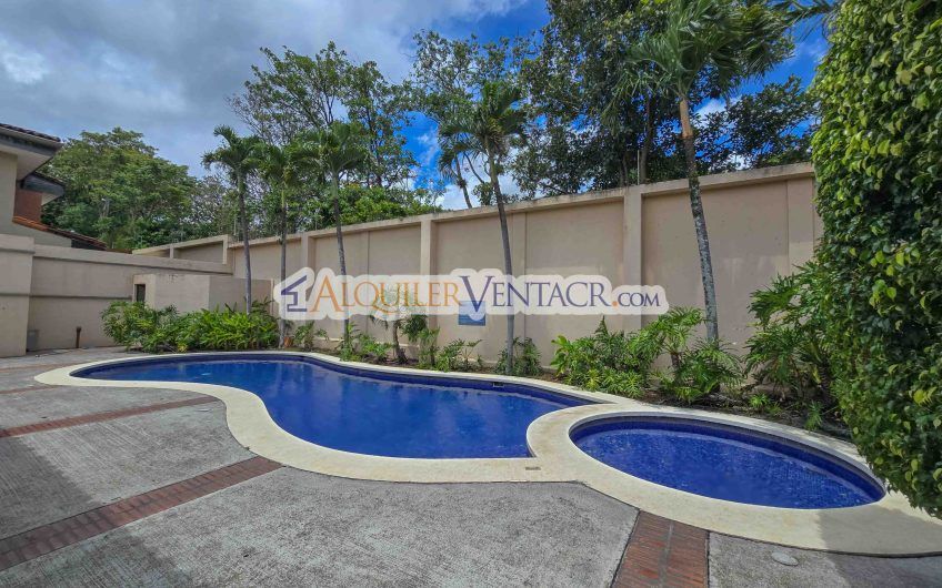 Apartamento de un nivel con jardín en Trejos Montealegre x Avenida Escazú