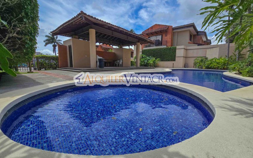 Apartamento de un nivel con jardín en Trejos Montealegre x Avenida Escazú