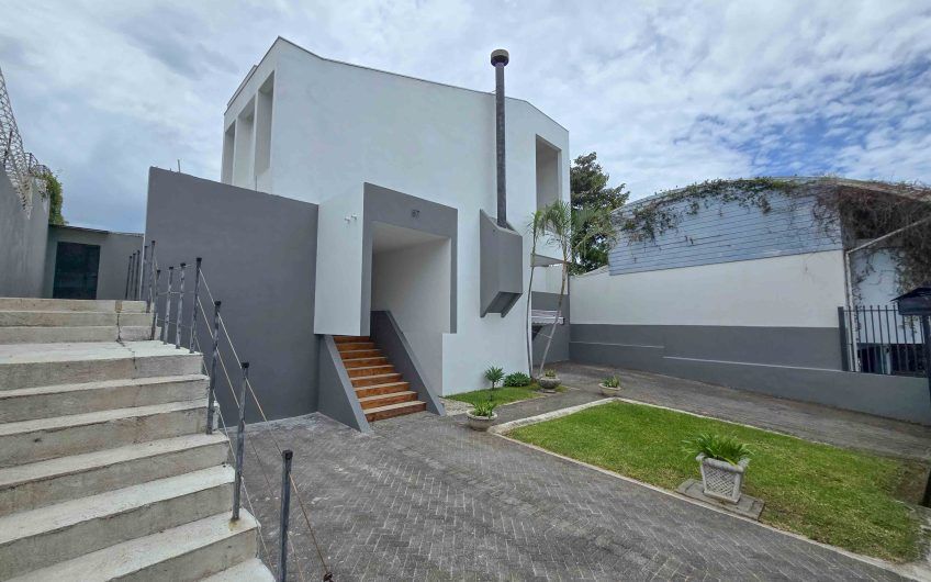 Casa de 370 m2 con 561 m2 lote en residencial en San Rafael Escazú