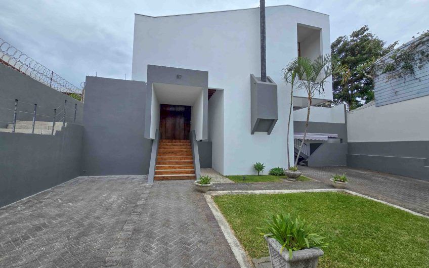 Casa de 370 m2 con 561 m2 lote en residencial en San Rafael Escazú