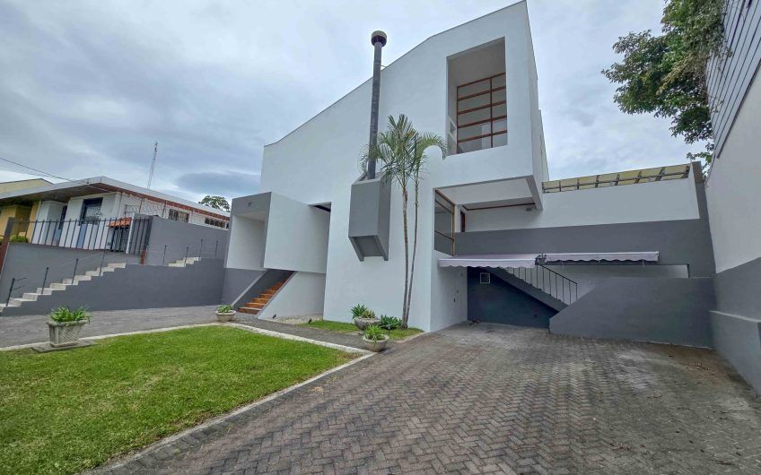 Casa de 370 m2 con 561 m2 lote en residencial en San Rafael Escazú