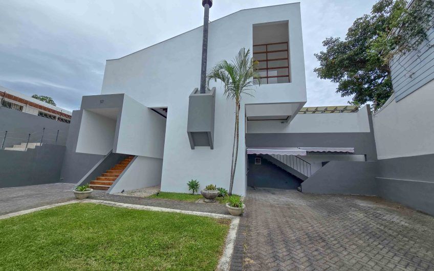 Casa de 370 m2 con 561 m2 lote en residencial en San Rafael Escazú