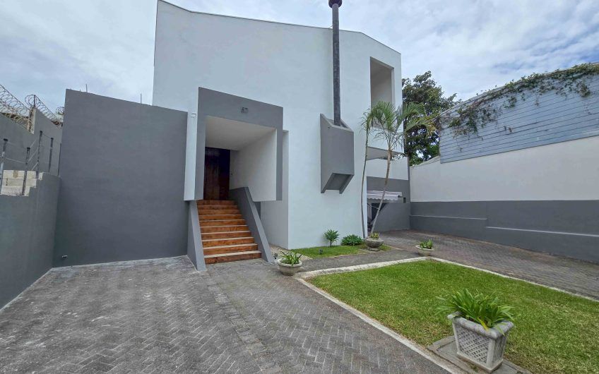 Casa de 370 m2 con 561 m2 lote en residencial en San Rafael Escazú