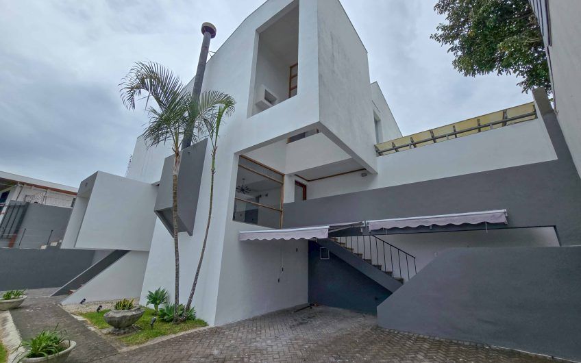 Casa de 370 m2 con 561 m2 lote en residencial en San Rafael Escazú