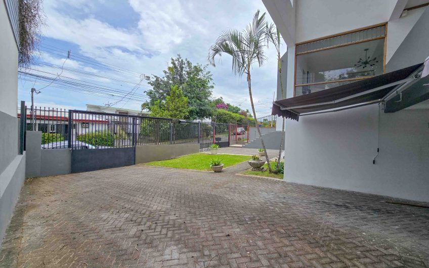 Casa de 370 m2 con 561 m2 lote en residencial en San Rafael Escazú