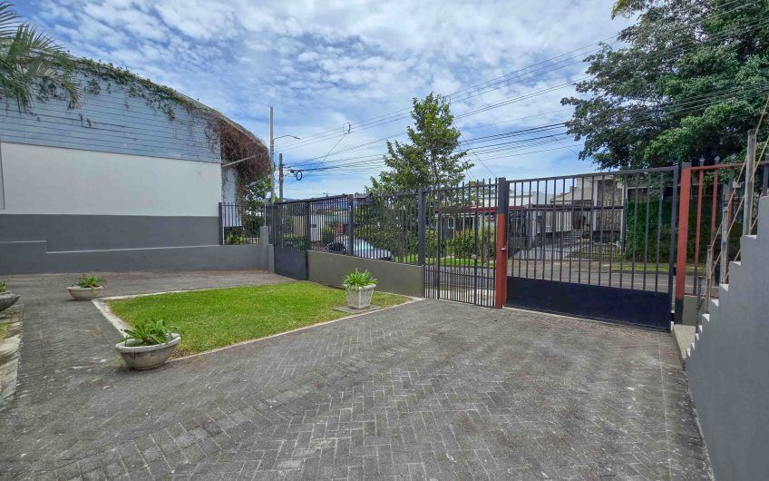 Casa de 370 m2 con 561 m2 lote en residencial en San Rafael Escazú