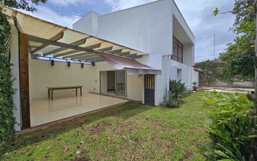 Casa de 370 m2 con 561 m2 lote en residencial en San Rafael Escazú