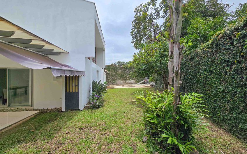 Casa de 370 m2 con 561 m2 lote en residencial en San Rafael Escazú