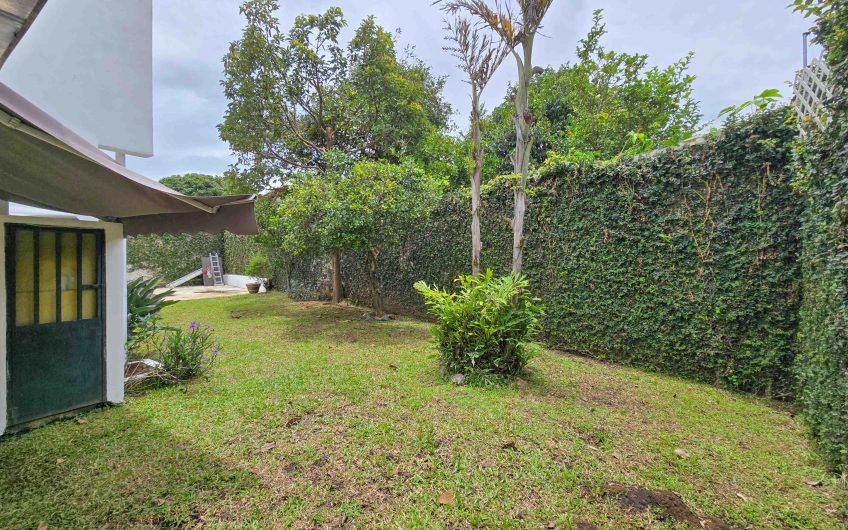 Casa de 370 m2 con 561 m2 lote en residencial en San Rafael Escazú