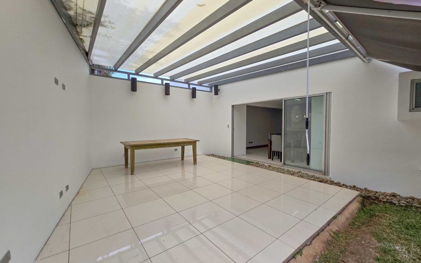 Casa de 370 m2 con 561 m2 lote en residencial en San Rafael Escazú
