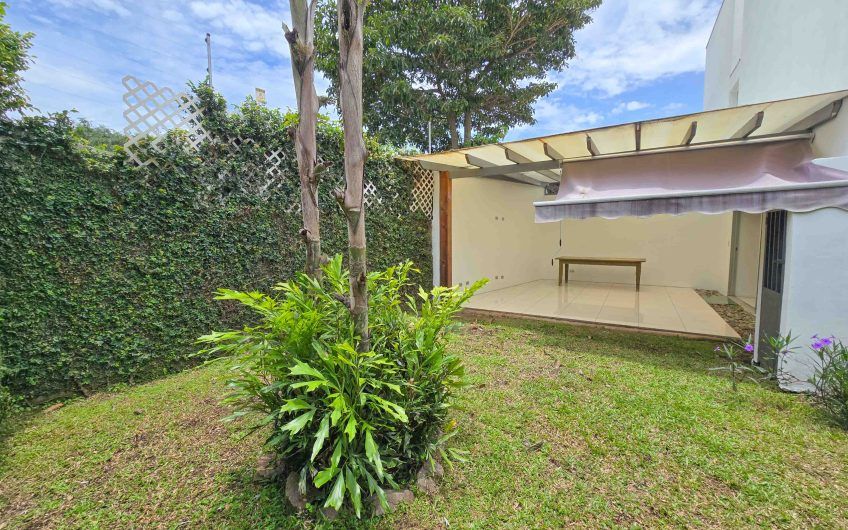 Casa de 370 m2 con 561 m2 lote en residencial en San Rafael Escazú