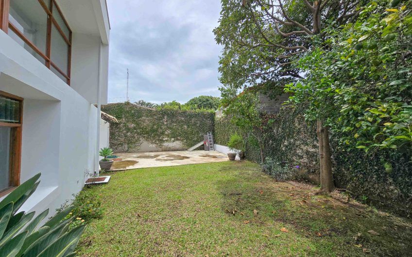 Casa de 370 m2 con 561 m2 lote en residencial en San Rafael Escazú
