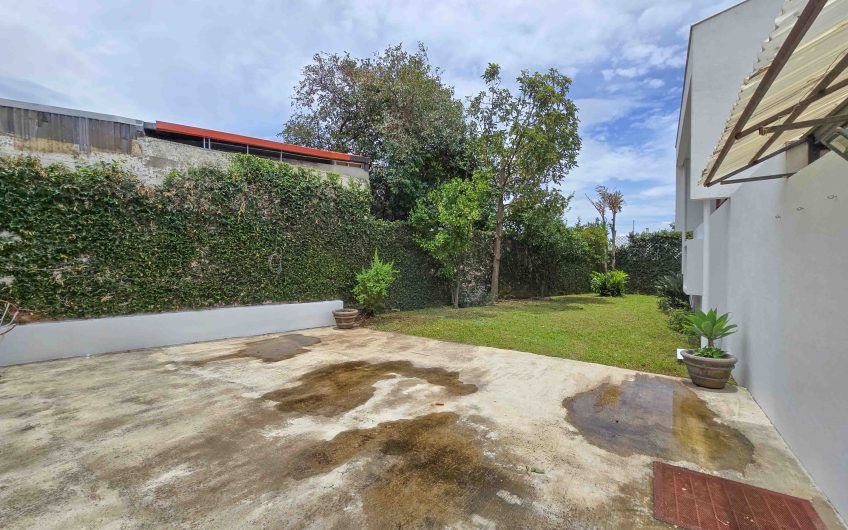Casa de 370 m2 con 561 m2 lote en residencial en San Rafael Escazú