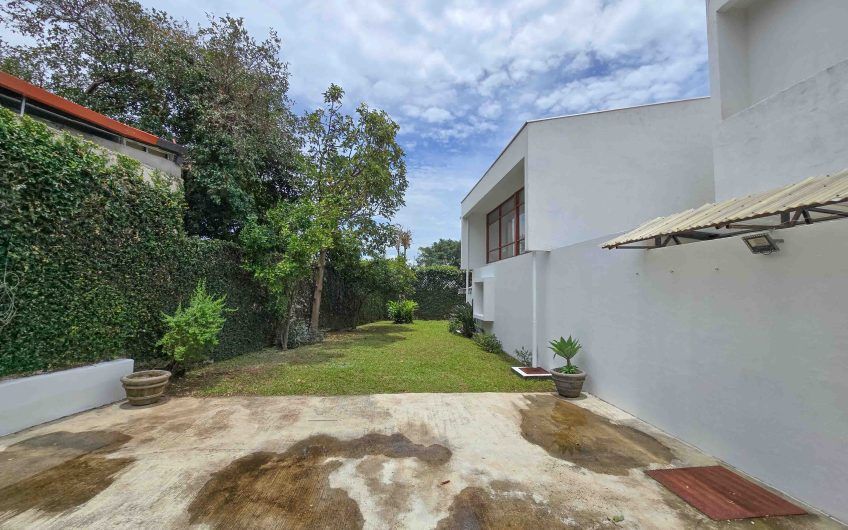 Casa de 370 m2 con 561 m2 lote en residencial en San Rafael Escazú