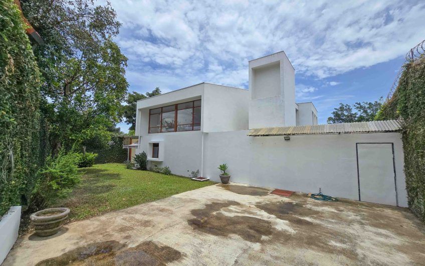 Casa de 370 m2 con 561 m2 lote en residencial en San Rafael Escazú
