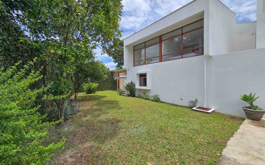Casa de 370 m2 con 561 m2 lote en residencial en San Rafael Escazú