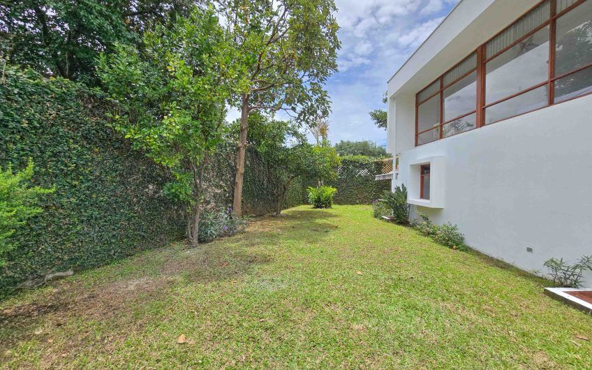 Casa de 370 m2 con 561 m2 lote en residencial en San Rafael Escazú