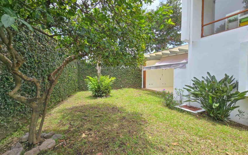 Casa de 370 m2 con 561 m2 lote en residencial en San Rafael Escazú