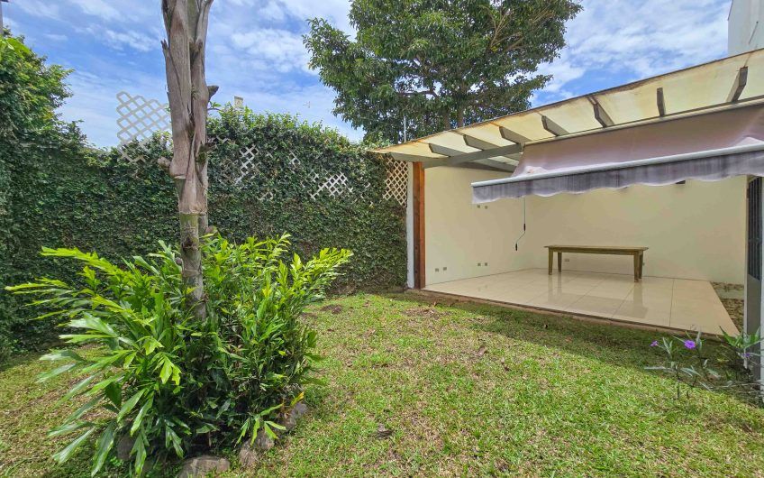 Casa de 370 m2 con 561 m2 lote en residencial en San Rafael Escazú