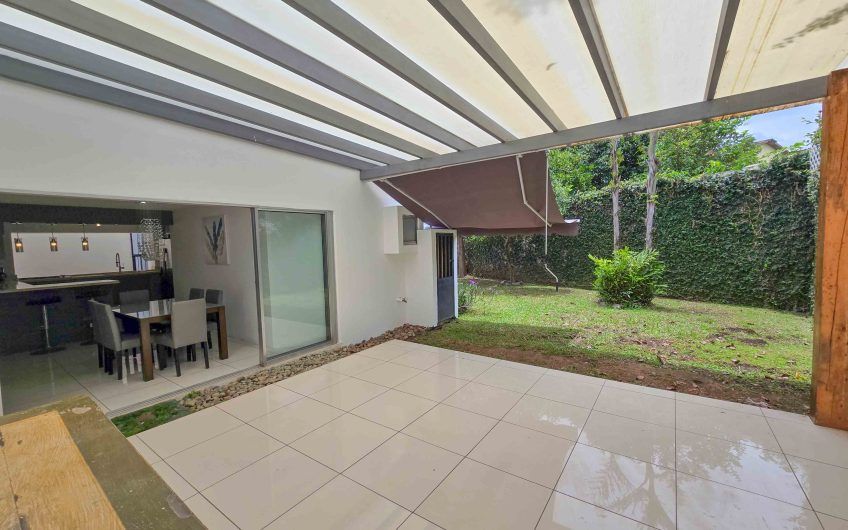 Casa de 370 m2 con 561 m2 lote en residencial en San Rafael Escazú