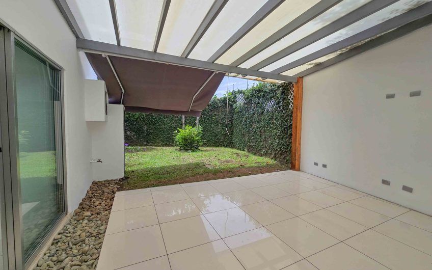 Casa de 370 m2 con 561 m2 lote en residencial en San Rafael Escazú
