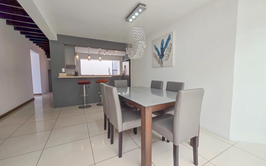 Casa de 370 m2 con 561 m2 lote en residencial en San Rafael Escazú