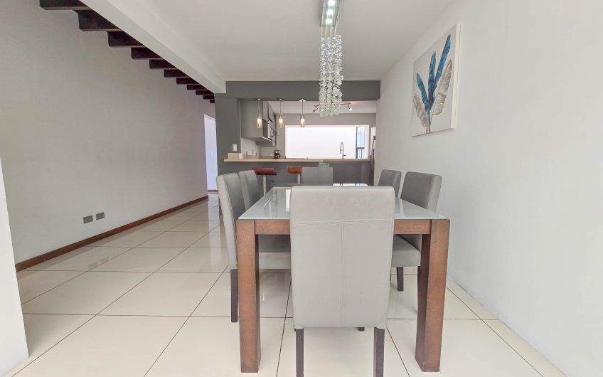 Casa de 370 m2 con 561 m2 lote en residencial en San Rafael Escazú