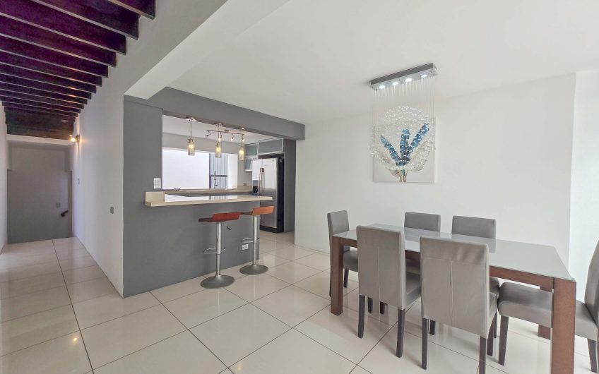 Casa de 370 m2 con 561 m2 lote en residencial en San Rafael Escazú