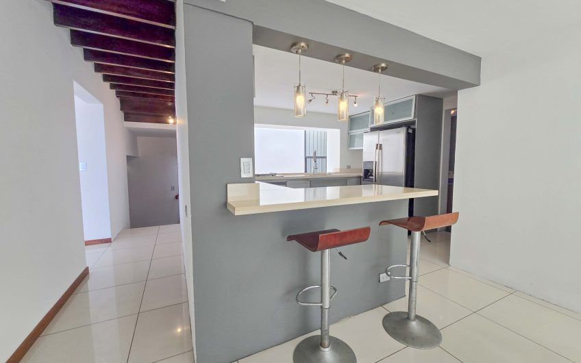 Casa de 370 m2 con 561 m2 lote en residencial en San Rafael Escazú
