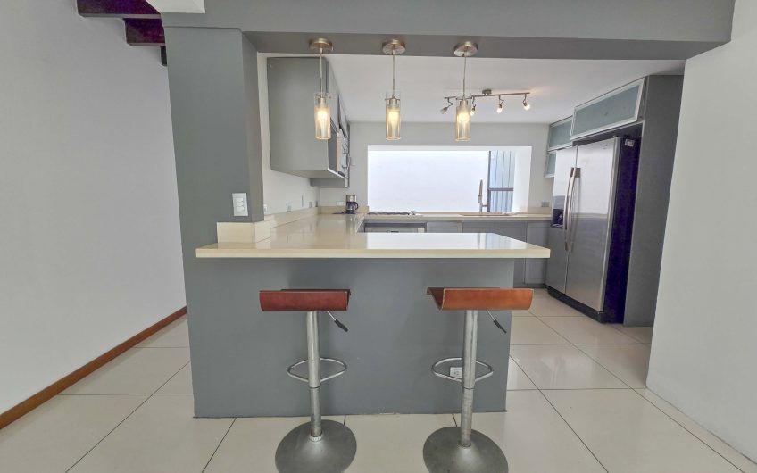 Casa de 370 m2 con 561 m2 lote en residencial en San Rafael Escazú