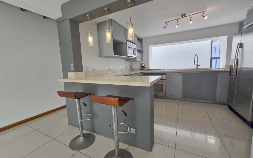 Casa de 370 m2 con 561 m2 lote en residencial en San Rafael Escazú