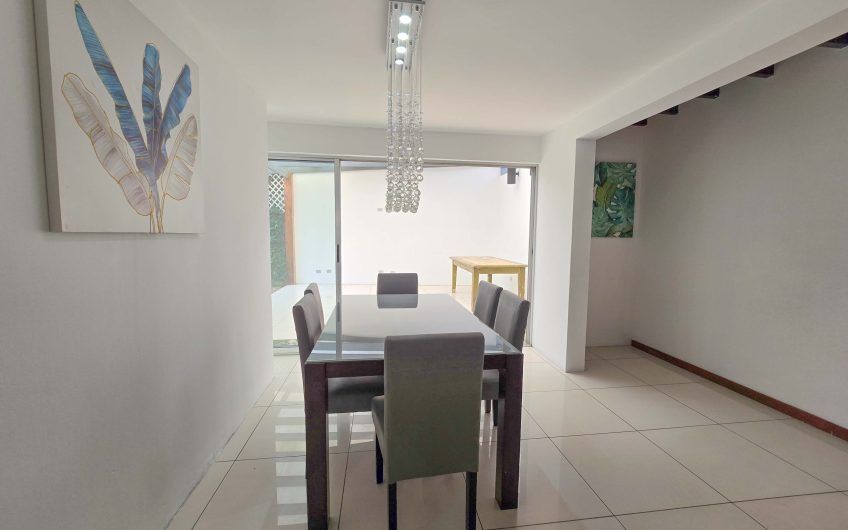 Casa de 370 m2 con 561 m2 lote en residencial en San Rafael Escazú