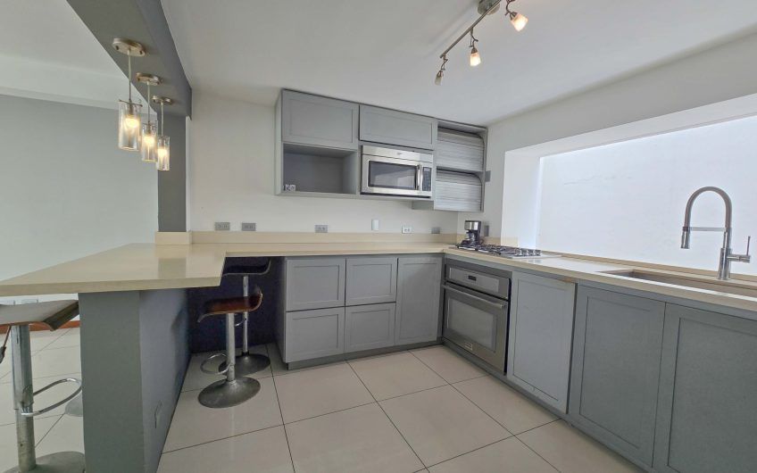 Casa de 370 m2 con 561 m2 lote en residencial en San Rafael Escazú