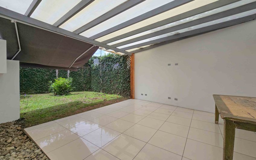 Casa de 370 m2 con 561 m2 lote en residencial en San Rafael Escazú