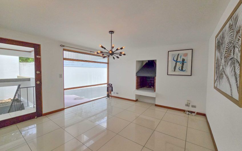 Casa de 370 m2 con 561 m2 lote en residencial en San Rafael Escazú
