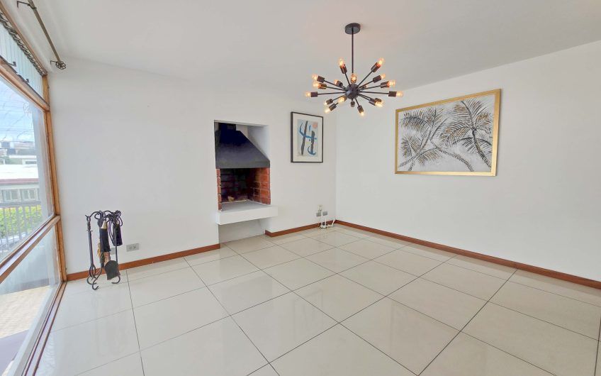 Casa de 370 m2 con 561 m2 lote en residencial en San Rafael Escazú