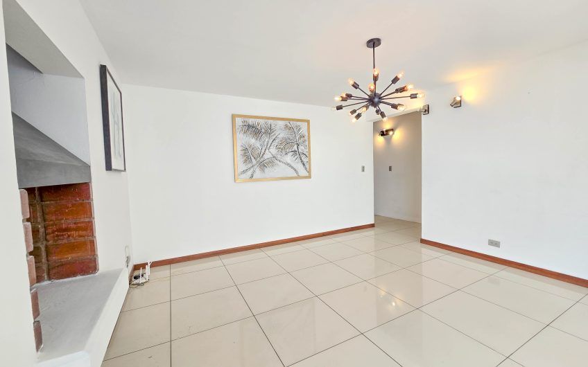 Casa de 370 m2 con 561 m2 lote en residencial en San Rafael Escazú