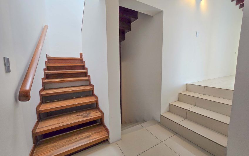 Casa de 370 m2 con 561 m2 lote en residencial en San Rafael Escazú
