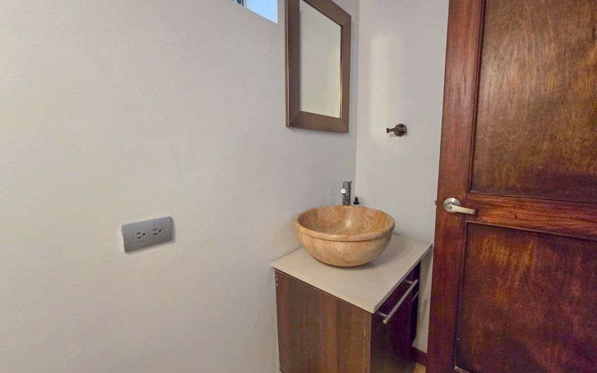 Casa de 370 m2 con 561 m2 lote en residencial en San Rafael Escazú